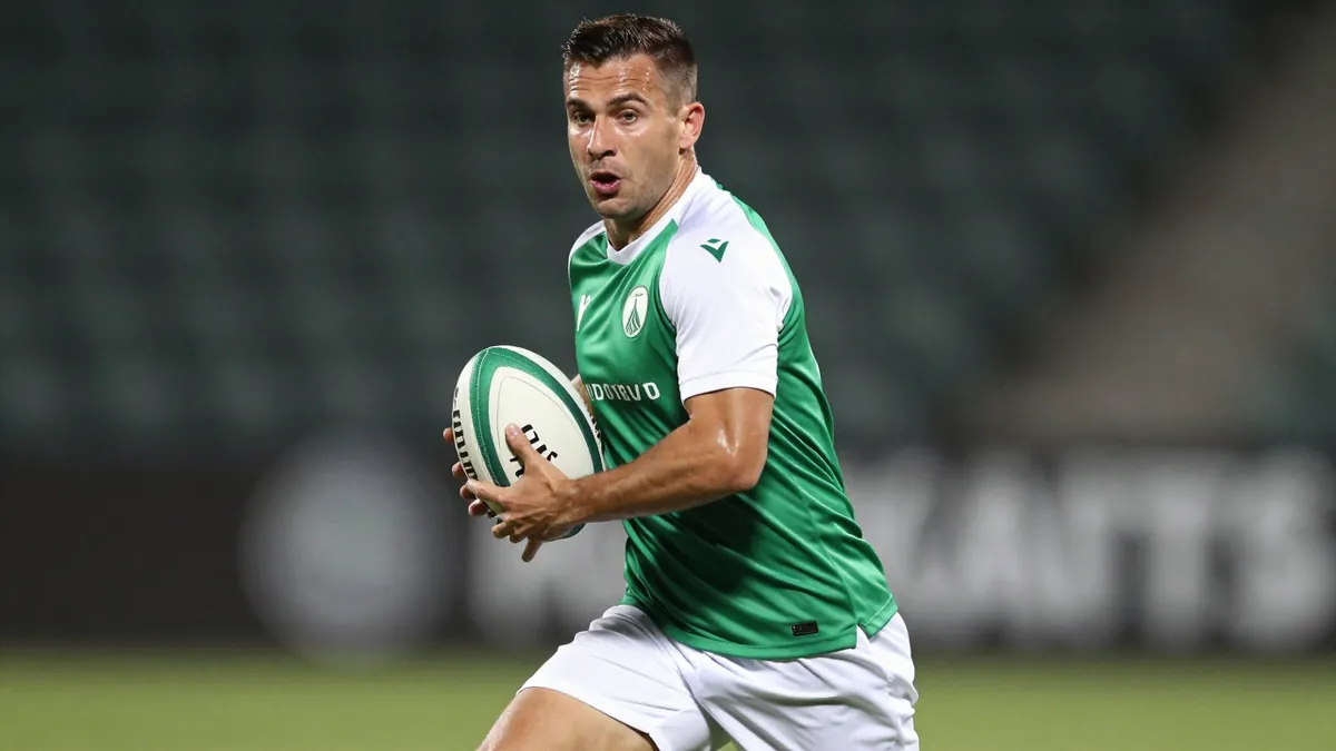 A tight action crop of an anonymous Hvidovre player, aged 25-30, with a build of 1.80m and 75kg, wearing a green jersey...